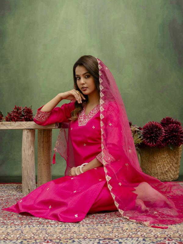 VP 9714 P Women Kurta Sets With Dupatta Straight Suits